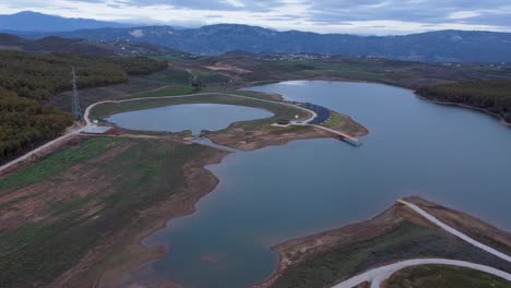 belshi, albania, la ciudad en el área de dumre que fluye de 84 lagos kársticos, no está lista para el turismo real