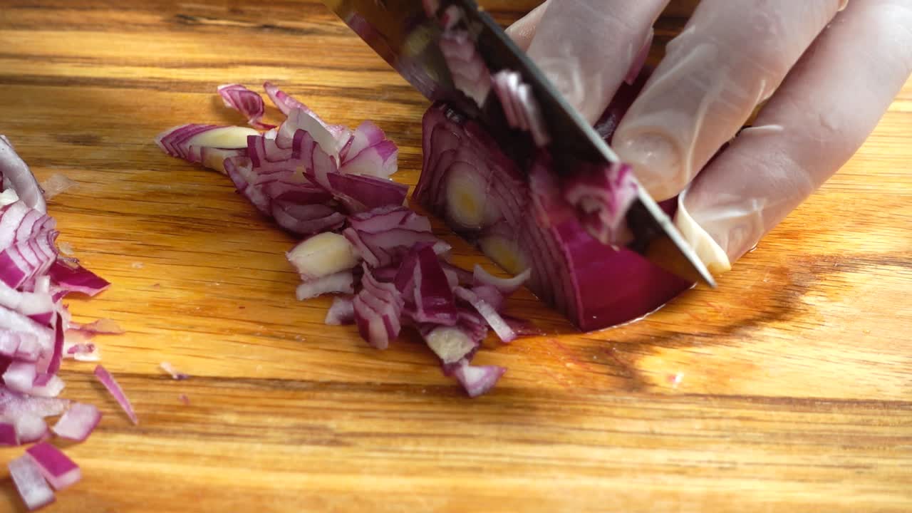 Mani dello chef con coltello che taglia la cipolla su un tagliere di legno. Preparazione per cucinare. Alimentazione sana e stile di vita