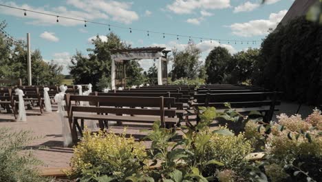 lugar de ceremonia de boda en el patio al aire libre durante un hermoso día soleado con cielos azules y nublados