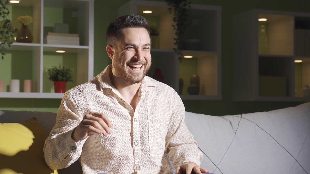 hombre con esquizofrenia sentado solo en casa. hombre enfermo mental