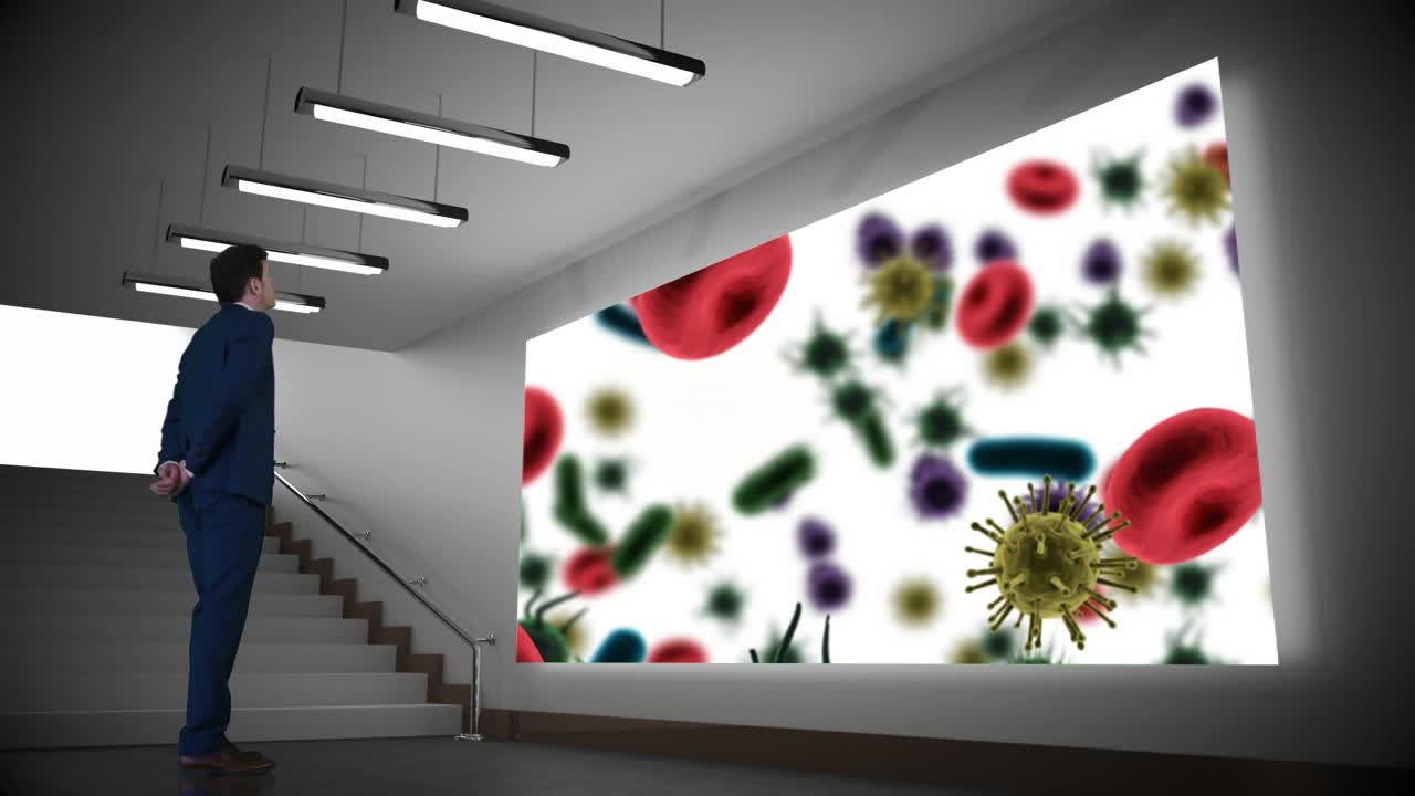 hombre de negocios mirando la pantalla del proyector con bacterias