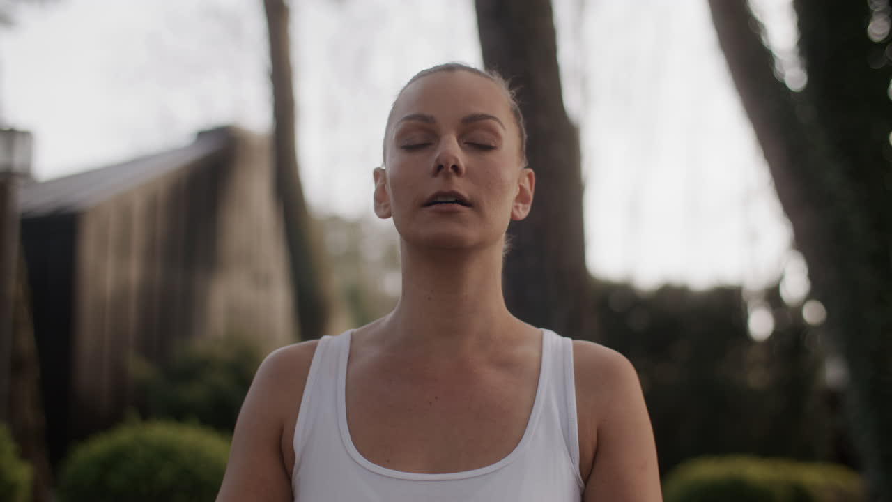 mujer meditando al aire libre