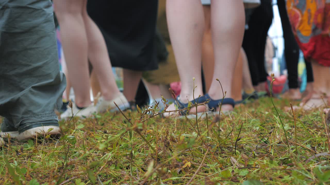 el público está bailando en un concierto al aire libre.