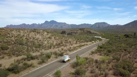 Suroeste,-Automóvil-En-Viaje-Por-Carretera-Viajando-Por-Carretera-En-Espacios-Abiertos-Del-Desierto