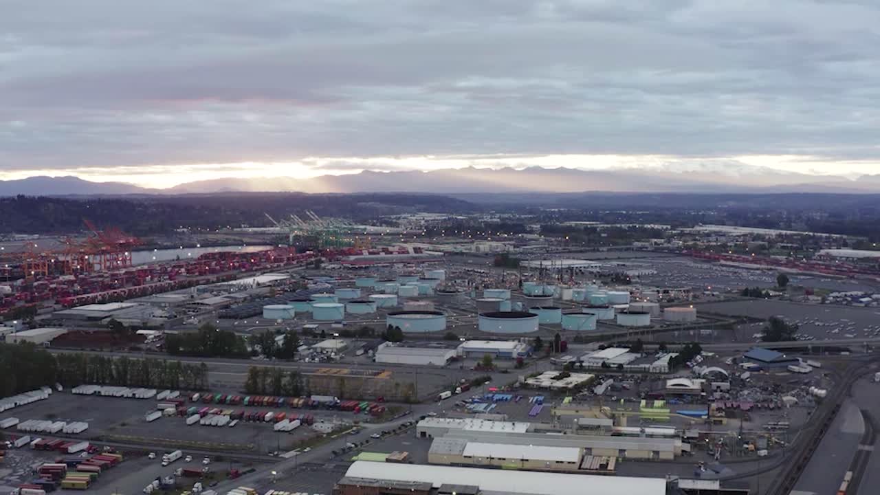 puerto de tacoma contra el cielo nublado durante el amanecer en tacoma, washington - panorámica aérea