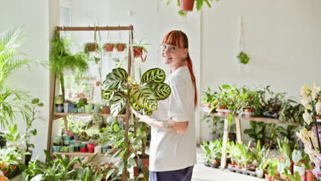 mujer en una tienda de plantas