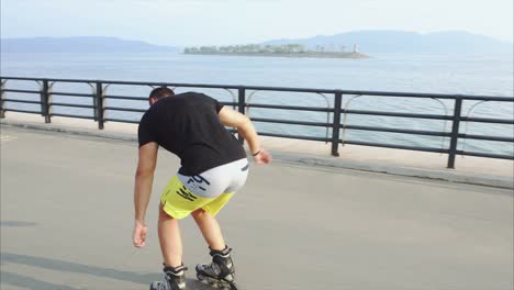 hombre patinando en el paseo marítimo