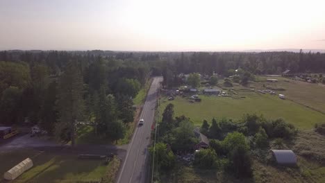 Verkehr-Auf-Der-Landstraße-Oregon-Ackerland