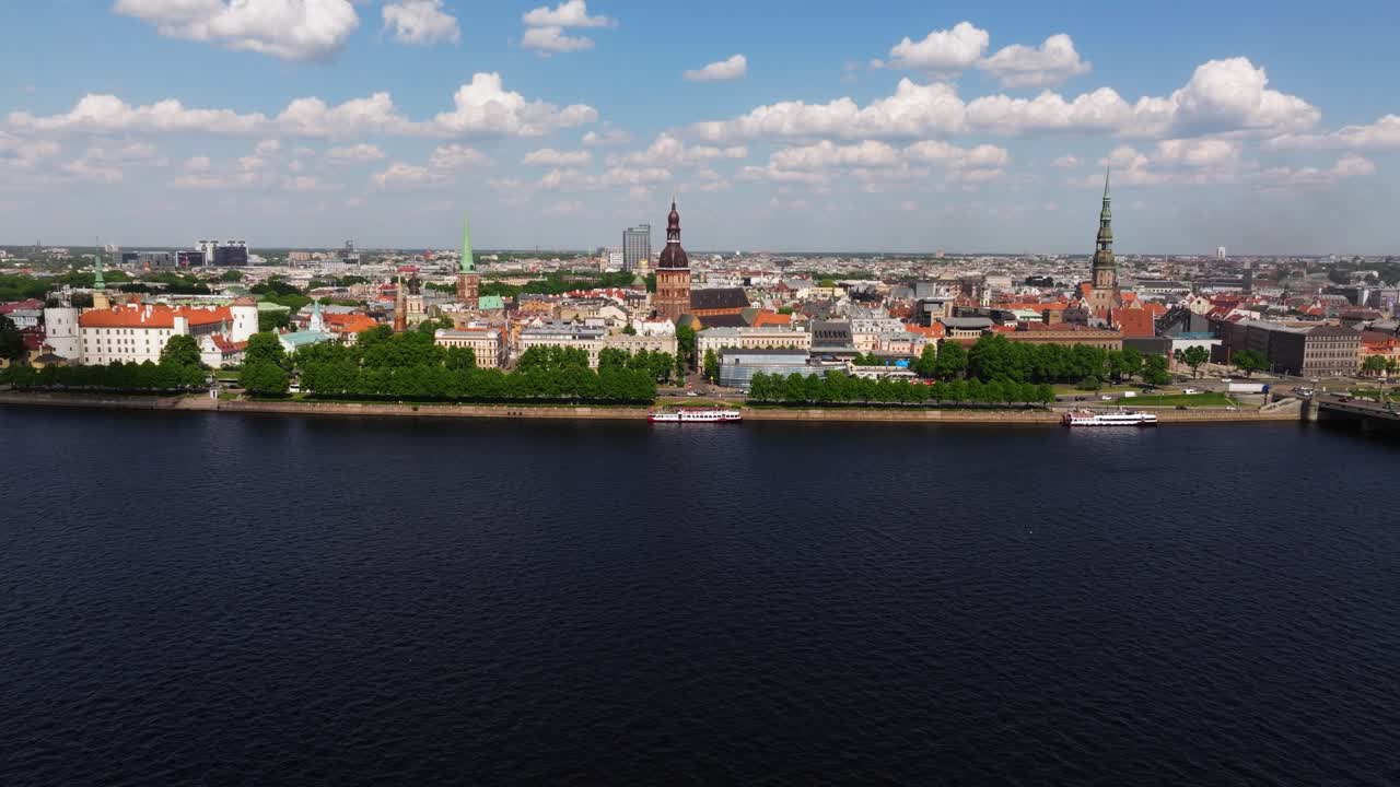 cine estableciendo vista aérea sobre el río daugava, la catedral de riga en la ciudad vieja