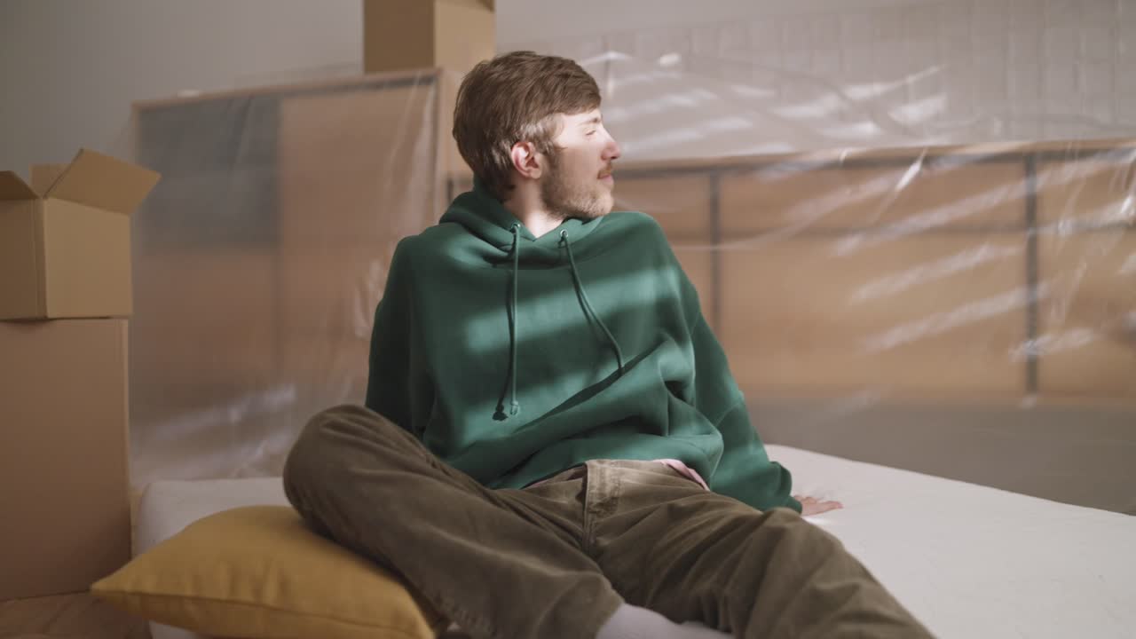 hombre feliz mudándose a un nuevo hogar.