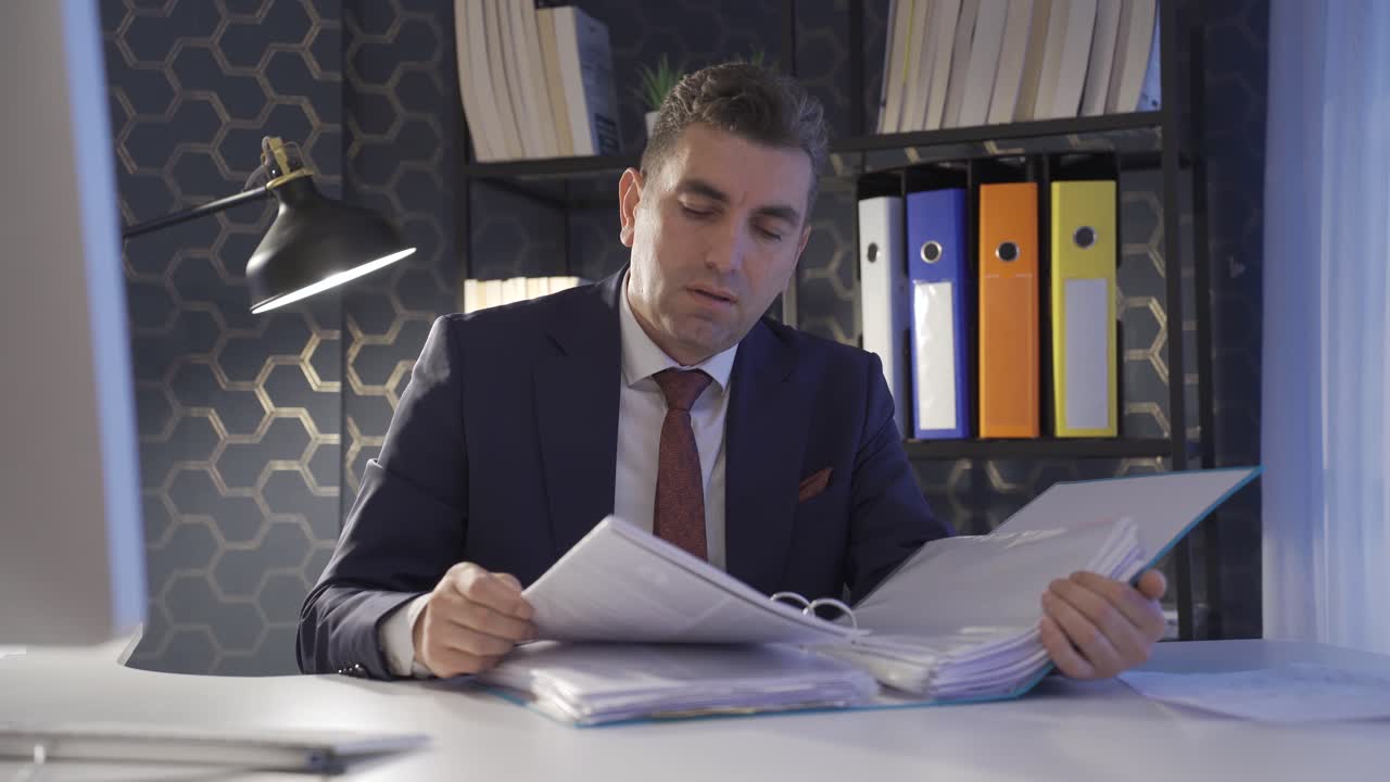 hombre de negocios que está soñoliento por agotamiento.