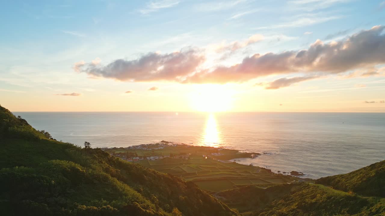 초록색 언덕과 해안가에서 해가 지고 바다를 볼 수 있는 모스테이로스, 아조레스