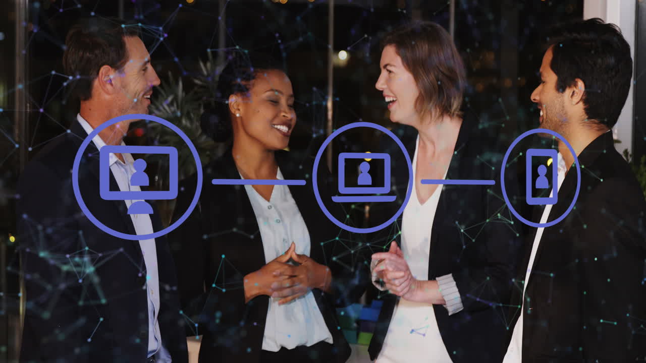 animación de una red de iconos digitales contra un grupo de empresarios diversos discutiendo en la oficina