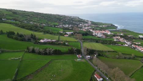 Die-Luftaufnahme-Zeigt-Die-Faszinierenden-Und-Abwechslungsreichen-Landschaften-Der-Portugiesischen-Azorenregion,-Die-Den-Geist-Des-Abenteuers-Einfangen-Und-Neue-Horizonte-Eröffnen