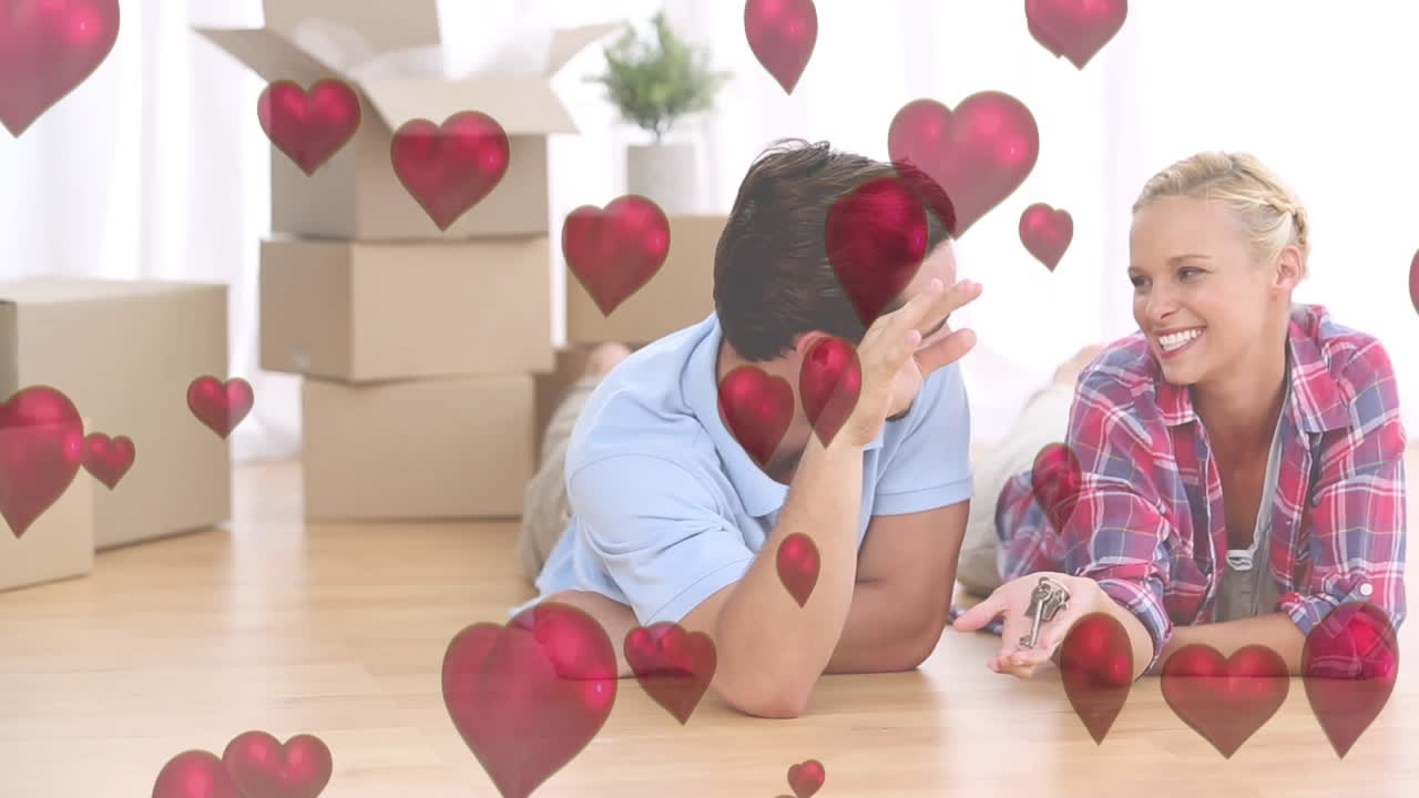 Casal desempacotando em casa nova