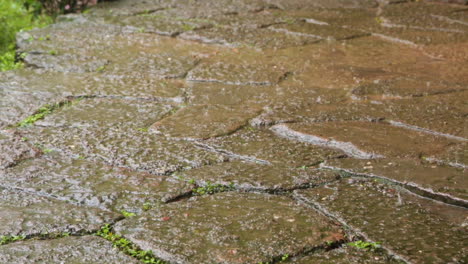 Cerca-De-La-Lluvia-Cayendo-Sobre-Un-Camino-De-Piedra-En-Las-Montañas-Wuyi,-China