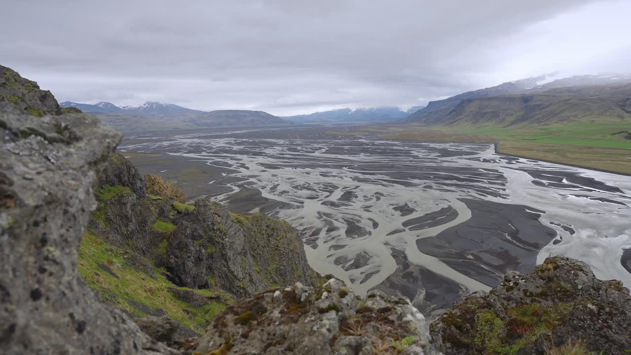 아이슬란드의 풍경을 가로질러 흐르는 빙하 강이 위에서 볼 수 있습니다.