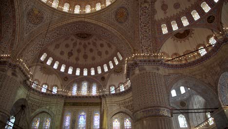el interior de la mezquita sultanahmet en estambul, turquía