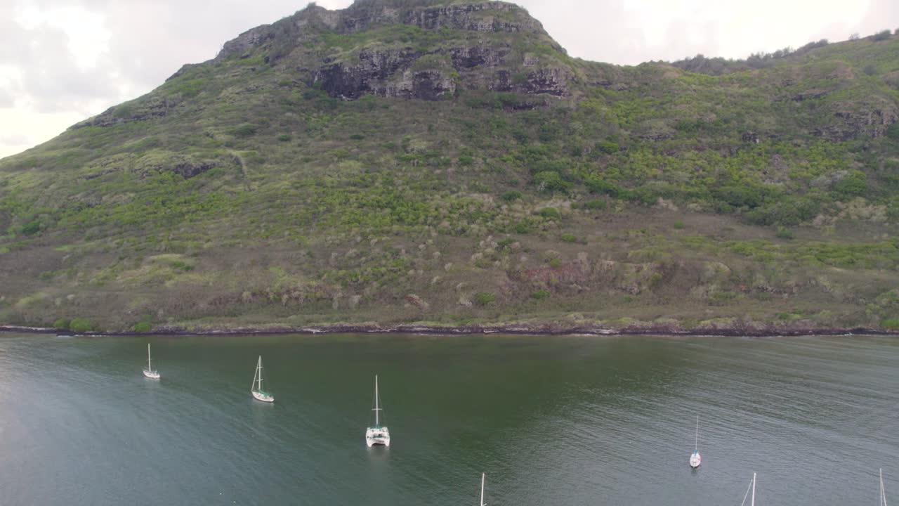 요트의 바다 해안선 공중 드론 영상, 배경에 바위 산이 있는 태평양