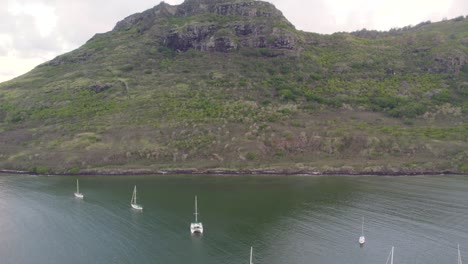 imágenes aéreas de drones de la costa oceánica de yates, océano pacífico con montañas rocosas en el fondo