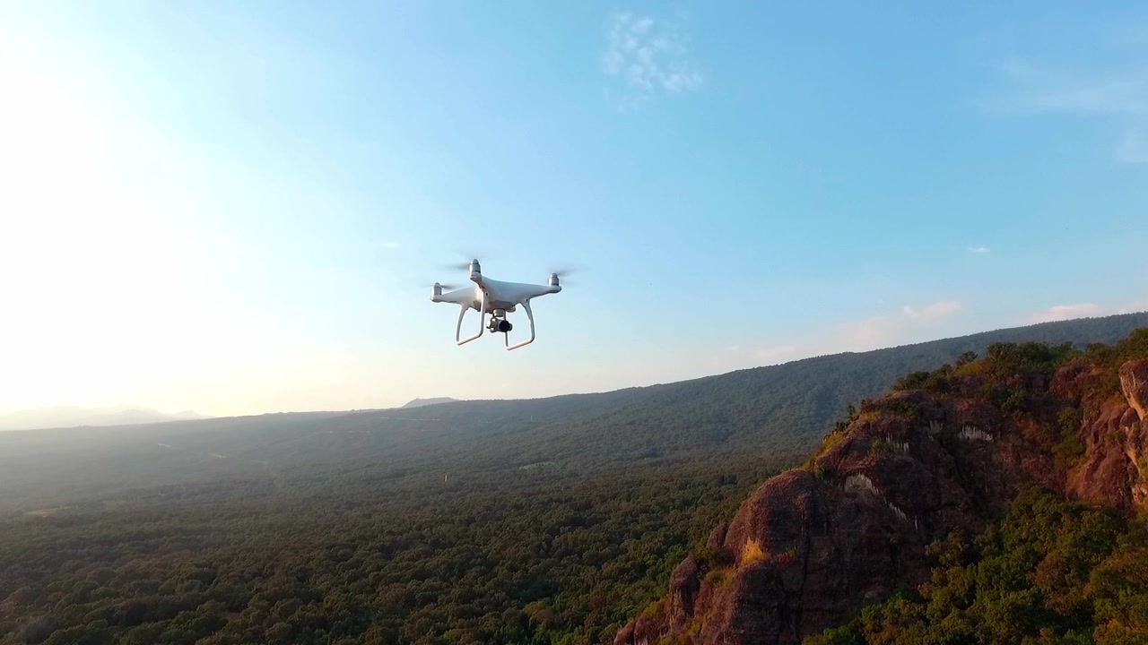 Drone flyver, mens den optager landskabet.