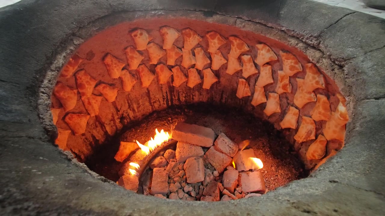 Kil Tandır Fırınında Geleneksel Yassı Ekmek Pişirme