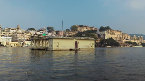 udaipur, también conocida como la ciudad de los lagos, es una ciudad en el estado de rajasthan en la india. es la capital histórica del reino de mewar en la antigua agencia rajputana.