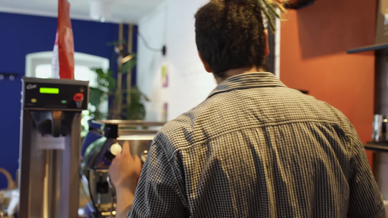 barista trabajando en un café