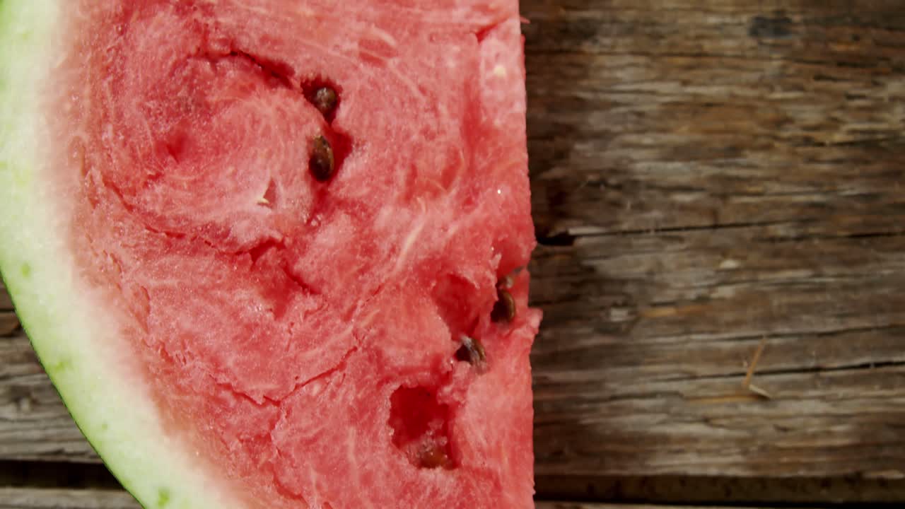 una rebanada de sandía en una mesa de madera