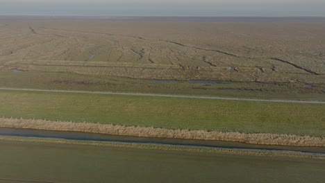 Marisma-Salina-Dique-De-Defensa-El-Lavado-Norfolk-Reino-Unido-Paisaje-Aéreo-Escarchado-Brumoso-Mañana-Invierno-Costa