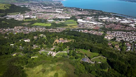 Rotierende-Luftaufnahme-Des-Belfast-Zoo-Und-Der-Newtownabbey-Von-Cavehill