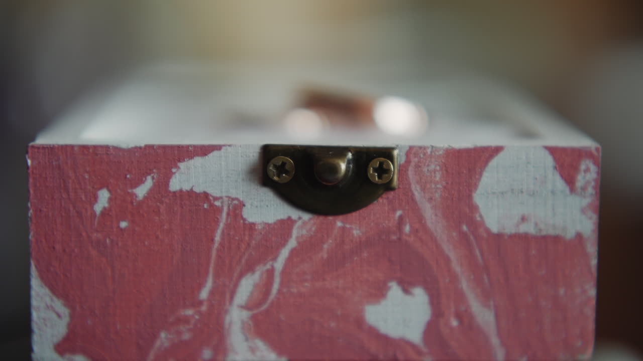 결혼 반지 를 위해 분홍색 페인트 스메이어를 가진 수공예 목조 상자