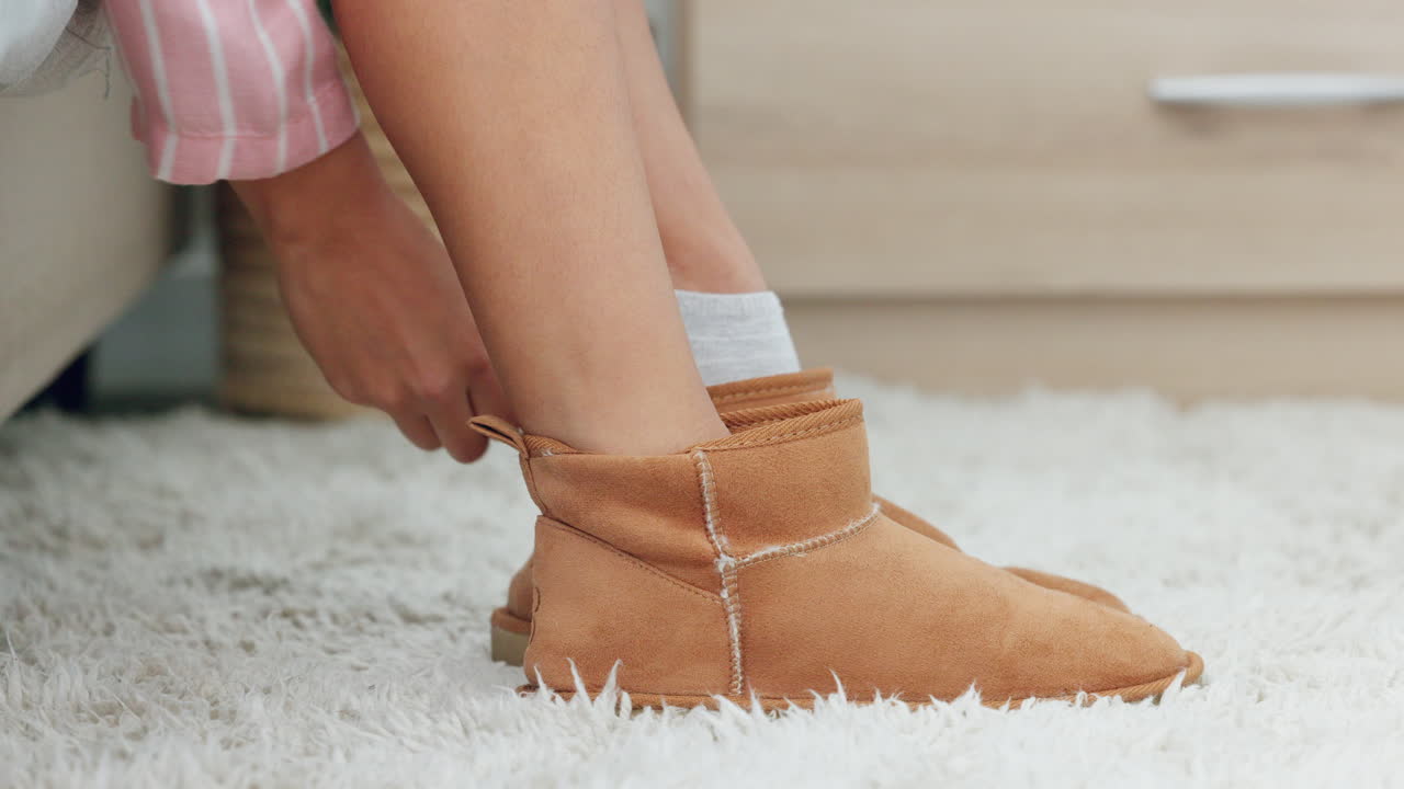 zapatos, dormitorio y pies de mujer se despiertan de la cama