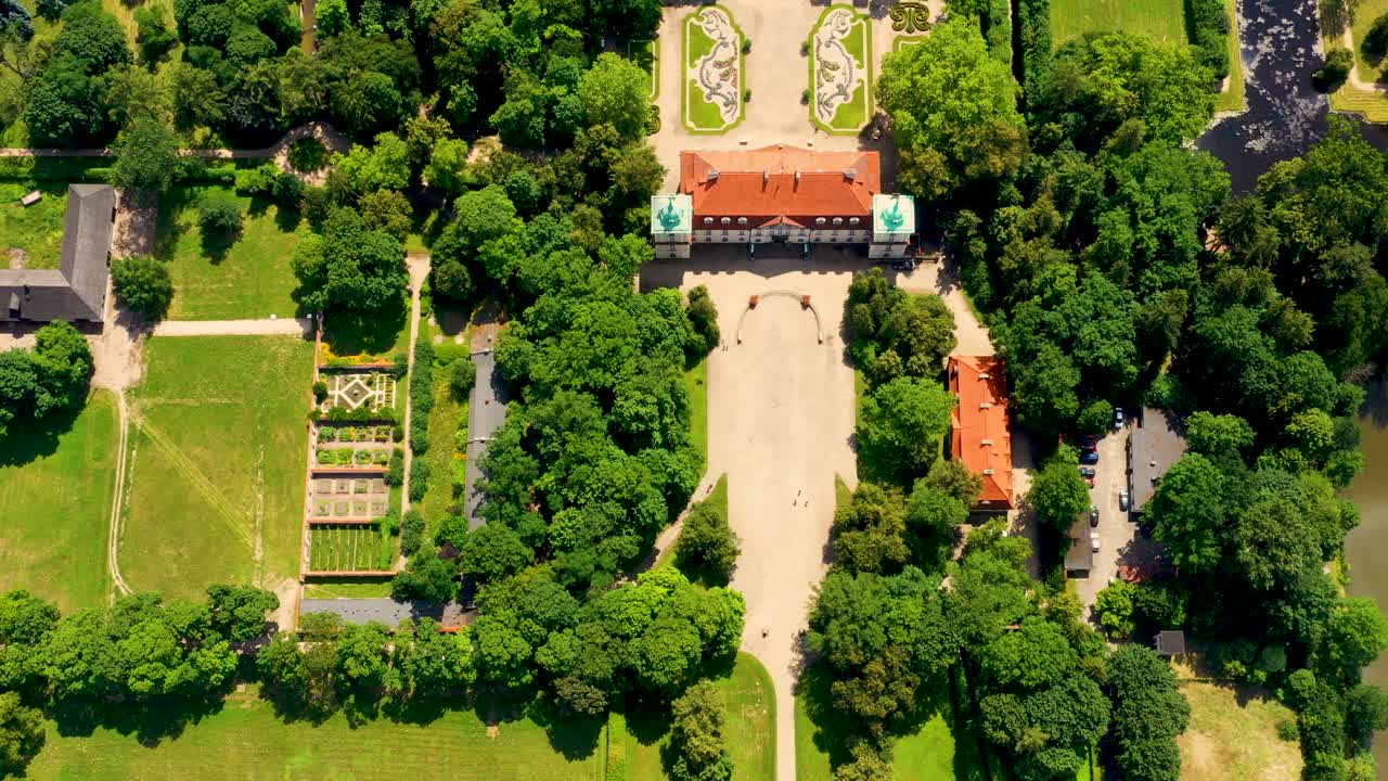 hermosa avenida de árboles del palacio de nieborow, una residencia de estilo barroco en polonia