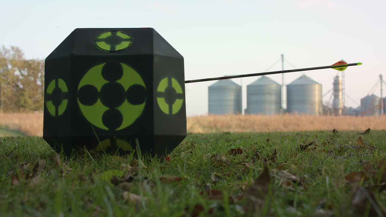 flecha en cámara lenta golpeando el objetivo