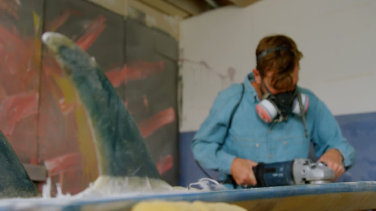 hombre moliendo tabla de surf 4k