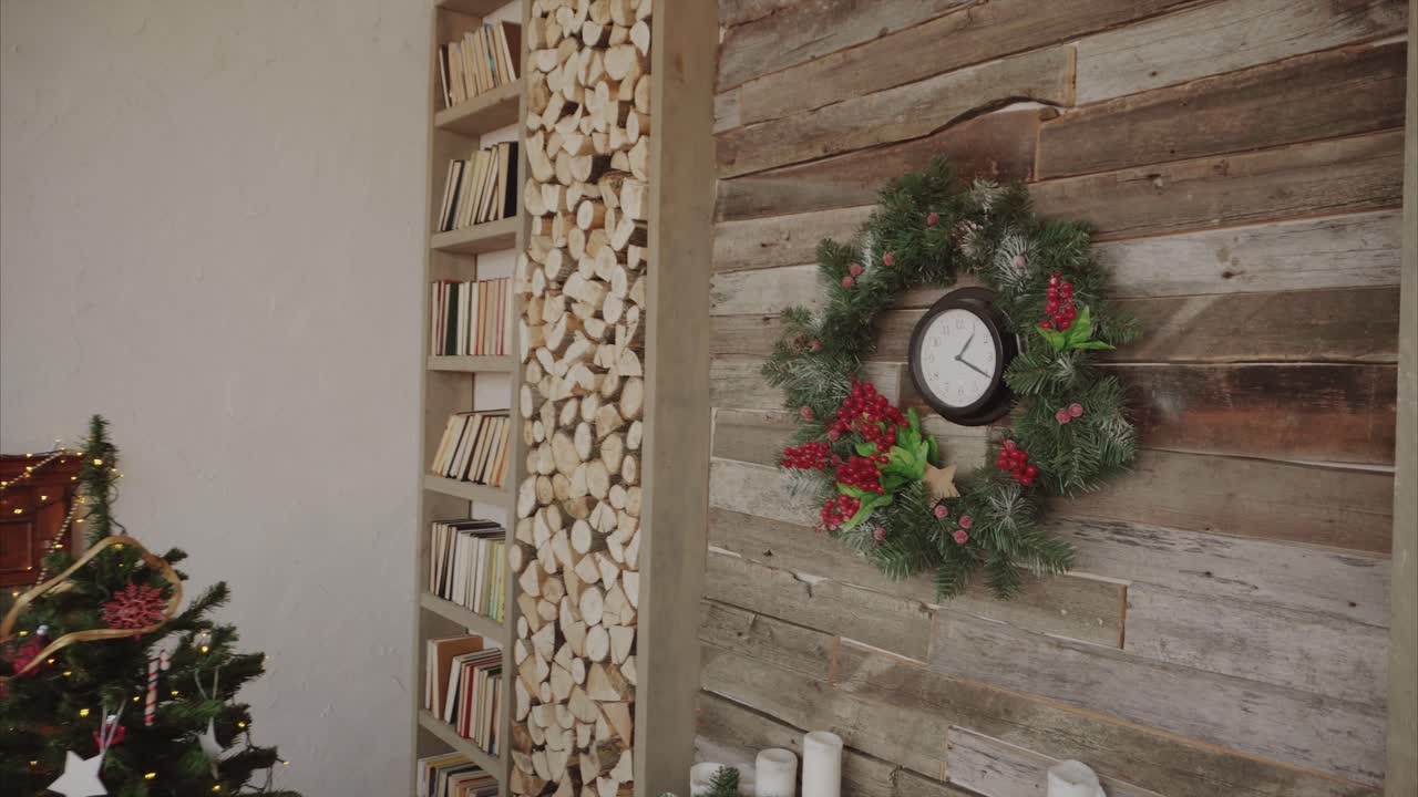 acogedora sala de estar de navidad con acentos de madera