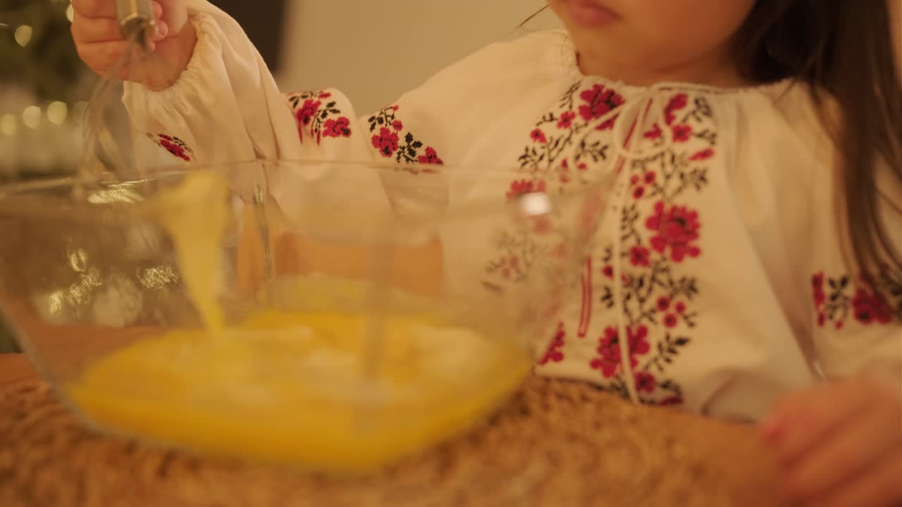 madre e hija preparándose para la celebración de navidad