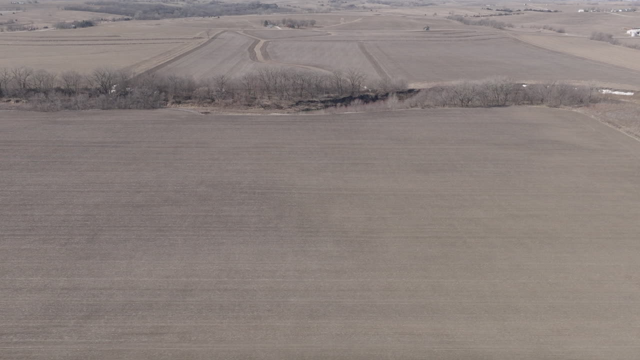거대한 농경지, 넓고 휘어지는 강에 의해서만 방해받고, 공중에서