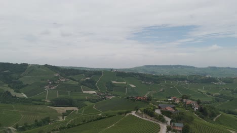 serralunga d'alba, región de langhe, cuneo, piamonte, italia. vista aérea en 4k de la ciudad y los viñedos. langhe-roero y monferrato. volando hacia adelante a través de las torres, revelando los viños.