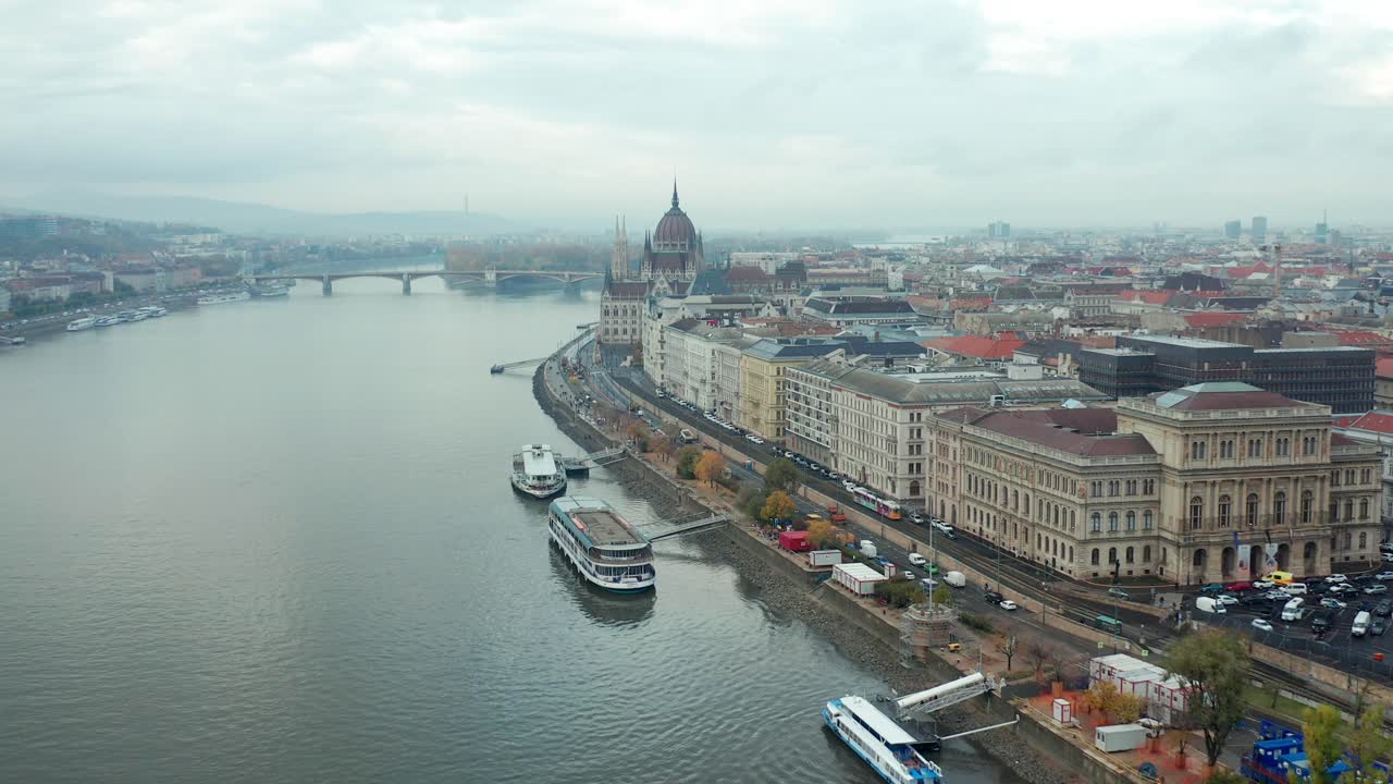 Ampia inquadratura di barche ferme al molo nel fiume Danubio, Budapest, Ungheria.