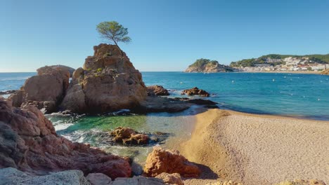 Dann-Meer-Bahía-De-La-Mar-Menuda-Schöner-Strand-Mit-Türkisfarbenem-Wasser-Und-Dickem-Sand-Karibisches-Blaues-Meer-Türkisfarbene-Felsen-Im-Hintergrund-Ohne-Menschen