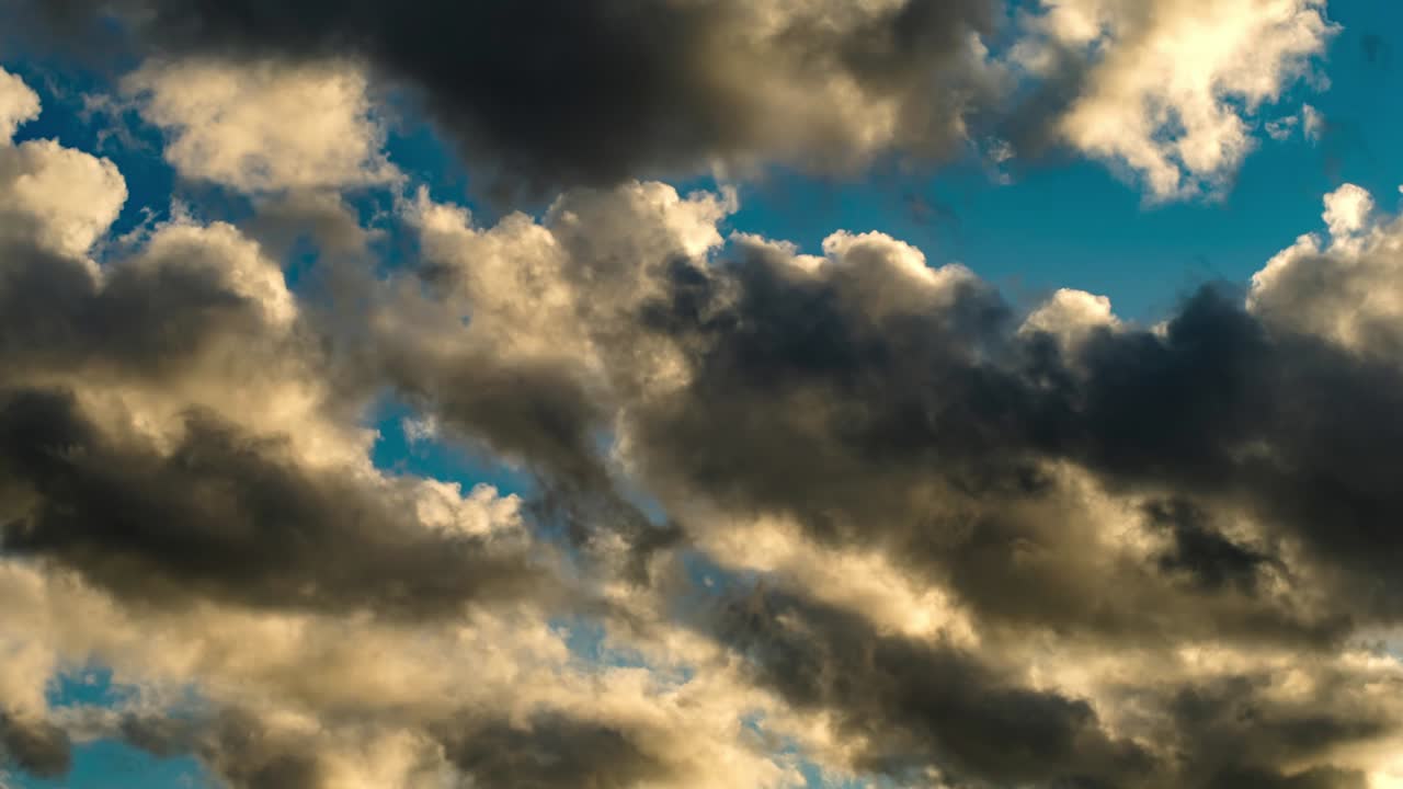 el fondo del cielo azul con unas pequeñas nubes.