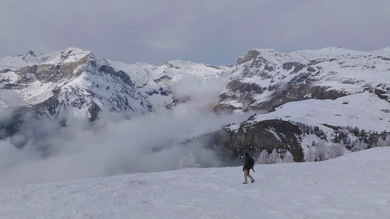 crans montana, valais의 마을을 통해 스위스에서 공중 촬영