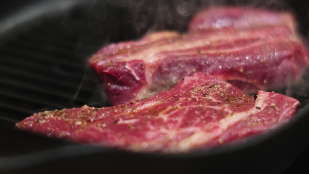 판에 스테이크를 요리하는 것