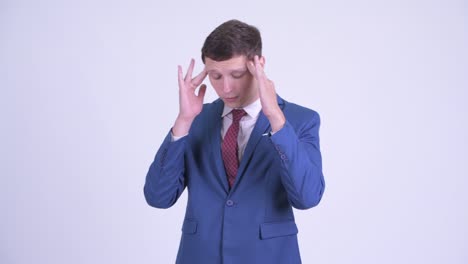joven y guapo hombre de negocios en traje