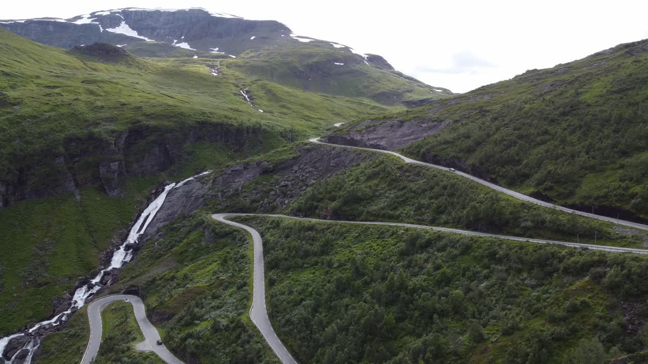 Halsabakkane snoede veje ved Vikafjellet bjergpas nær Myrkdalen i Vestnorge – Smukt sidebillede fra luften af frodig bjergeng med vej i bjergskråningen.