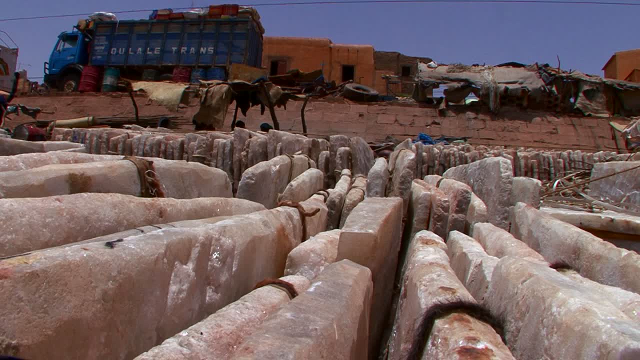Prodotti in pietra vengono imballati e spediti in Mali, Africa