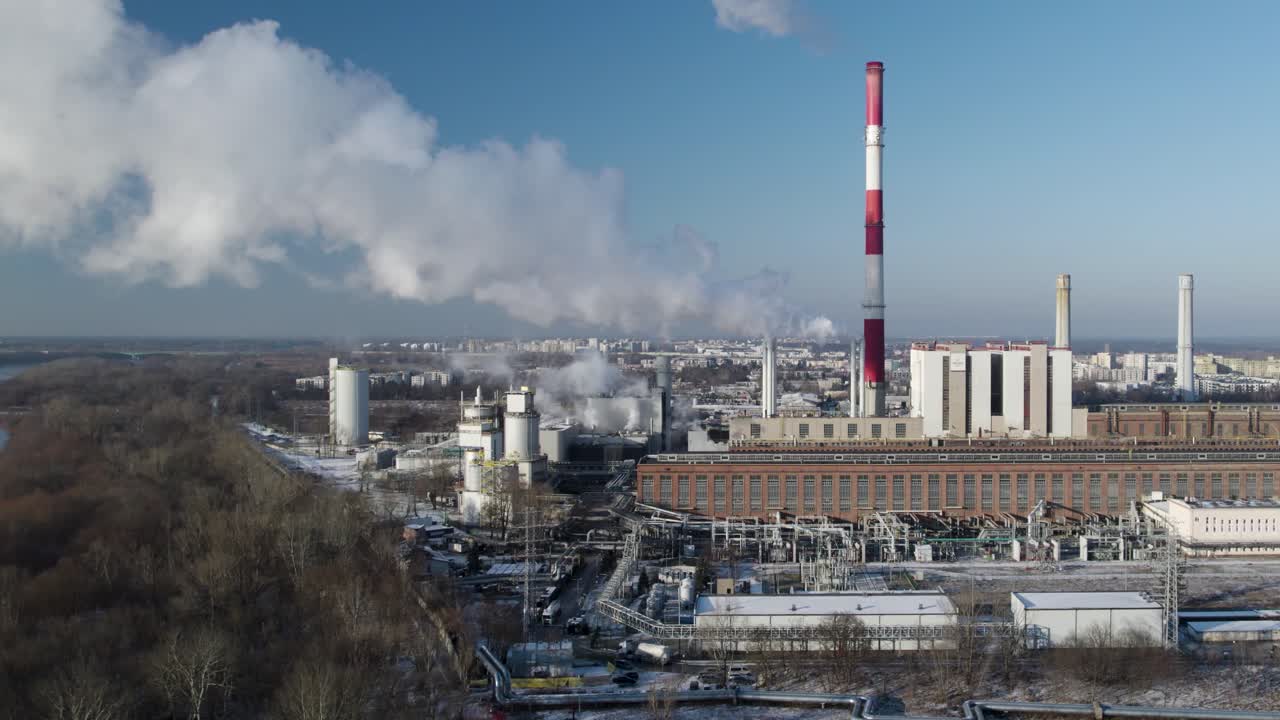 панорамный взгляд с воздуха на район с теплоэлектростанцией в варшаве, польша