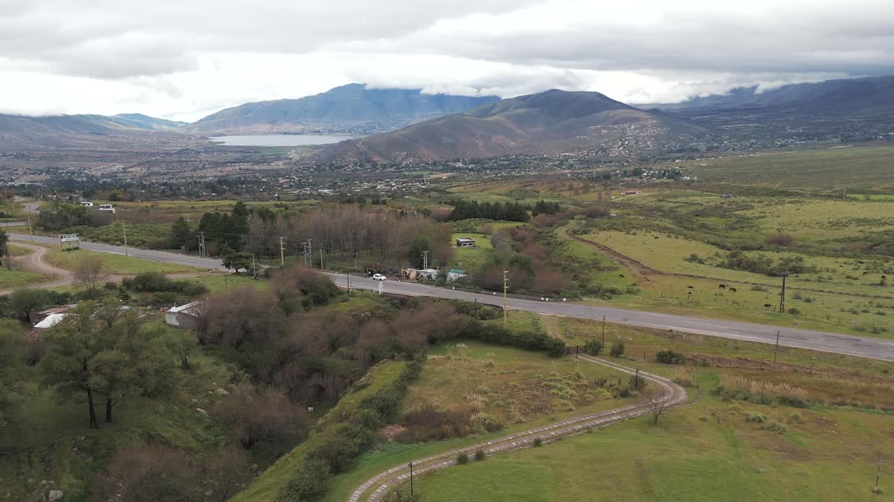 아르헨티나, 투쿠만, 타피 델 발레 (tafí del valle) 의 디케 라 앙고스투라 (dique la angostura) 를 통과하는 도로의 넓은 아리엘